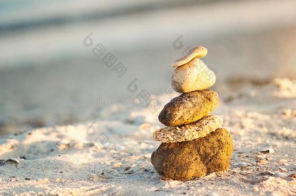 禅石头向海滩为完美的meditati向.镇定的禅沉思波黑