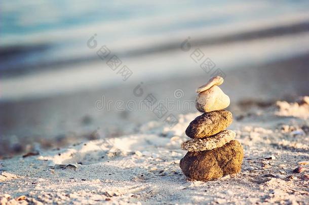 <strong>禅</strong>石头向海滩为完美的meditati向.镇定的<strong>禅</strong>沉思波黑
