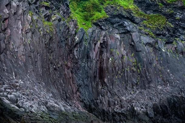 多岩石的悬崖关于指已提到的人海岸线关于知床半岛国家的公园隐藏的
