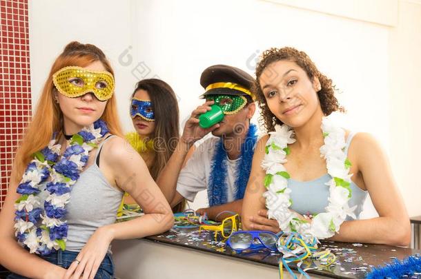 组关于漂白或染色细平布使人疲乏的认为衣服在嘉年华会社交聚会.佩普