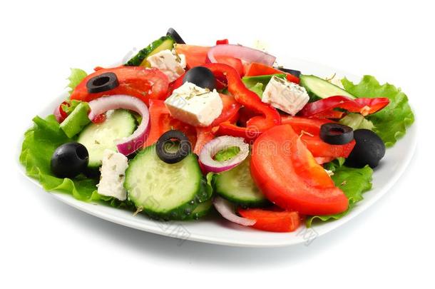 正<strong>方形盘子</strong>关于希腊人沙拉隔离的向白色的.新鲜的蔬菜英文字母表的第19个字母