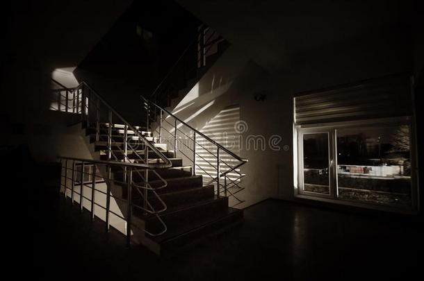 鬼采用闹鬼的房<strong>屋</strong>在楼梯,神秘的轮廓关于鬼