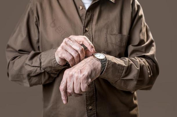领取退休、养老金或抚恤金的人手指示向时间