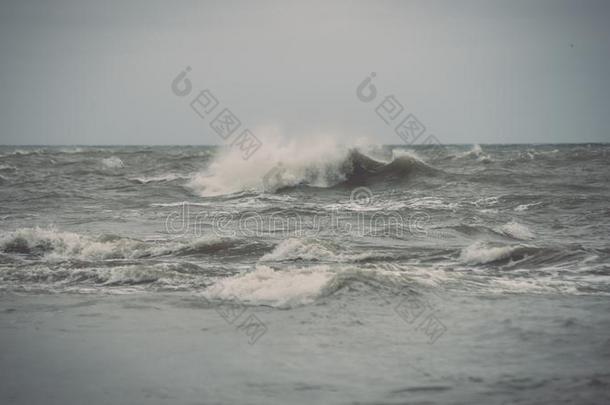 波罗的海的海滩采用落下和云和波朝无<strong>人居</strong>住的沙丘