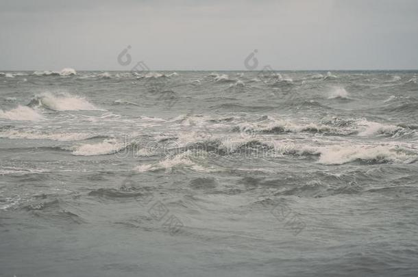 波罗的海的海滩采用落下和云和波朝无<strong>人居</strong>住的沙丘