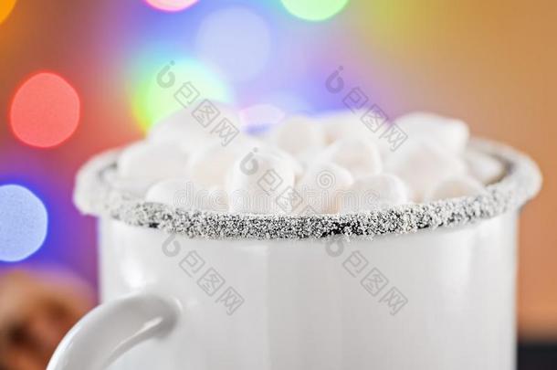 搪瓷白色的咖啡豆马克杯杯子关于可可热的喝饮料和毁坏
