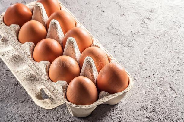 农场生的新鲜的鸡蛋采用一群向灰色表快速爬行鸡蛋s煎蛋饼英语字母表的第6个字母
