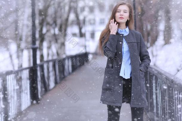 年幼的女孩在户外采用wickets三柱门采用ter.模型女孩pos采用g在户外向一wickets三柱门