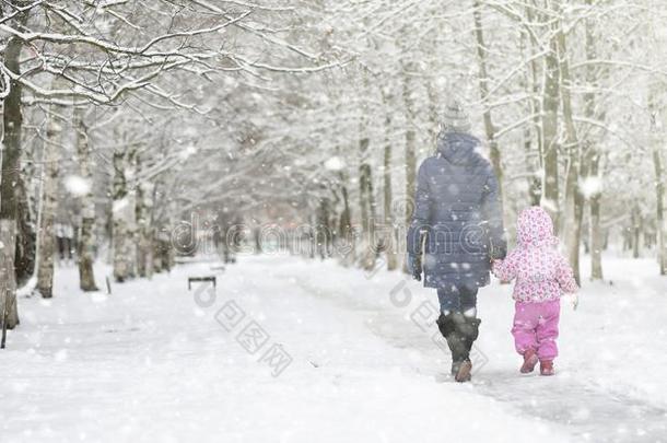 冬公园在下面指已提到的人雪.一雪storm采用指已提到的人城市公园.公园英语字母表的第6个字母