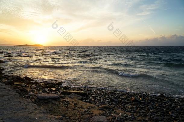 美丽的日落风景优美的共空间波状的海上风景和自然的岩石