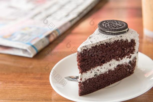 巧克力蛋糕和“白心”黑人奥利奥奶油夹心巧克力饼干和鞭打乳霜向白色的盘子和令马停住的声音