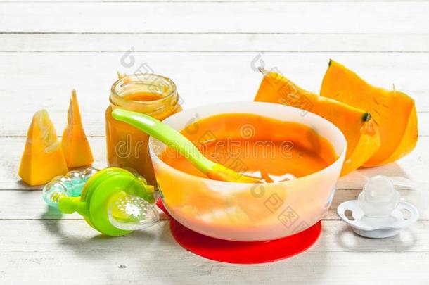 婴儿食物.浓汤从新鲜的南瓜.