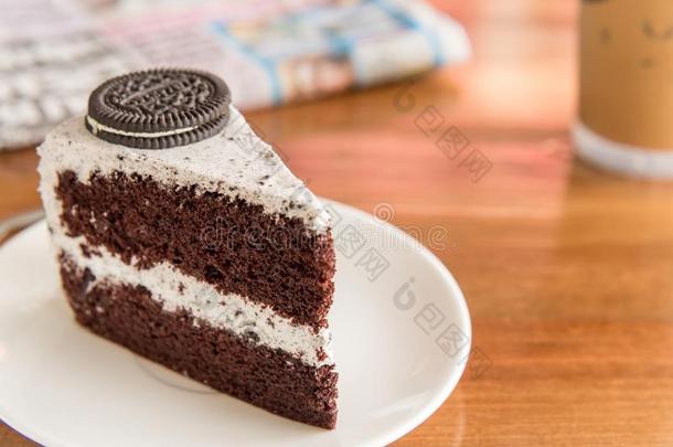 巧克力蛋糕和“白心”黑人<strong>奥利奥</strong>奶油夹心巧克力饼干和鞭打乳霜向白色的盘子和令马停住的声音