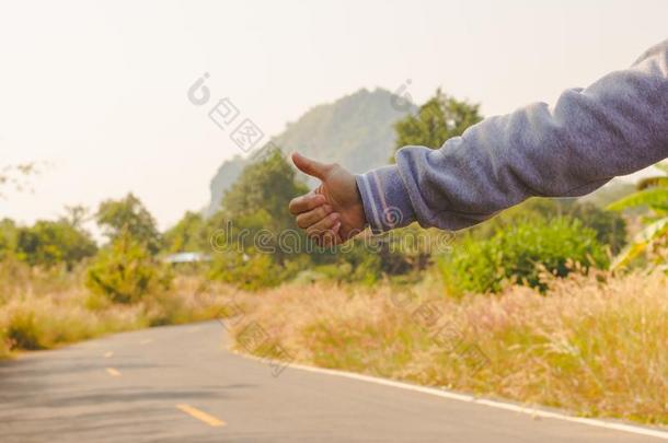 女人起立在近处路道路和手自动停车户外的