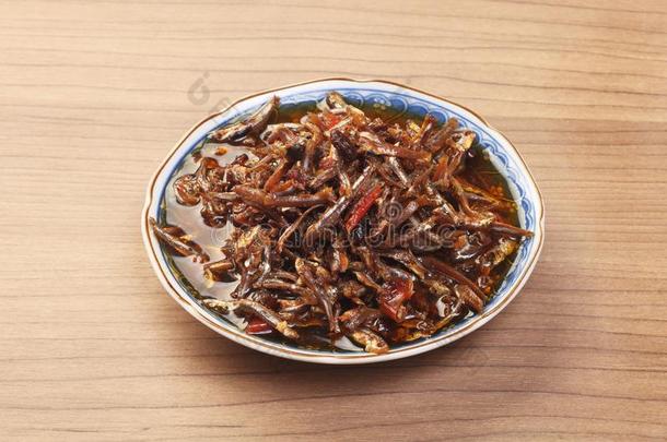 沙丁鱼采用茶<strong>水油</strong>和红色的胡椒和发酵大豆豆