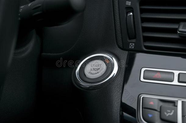 汽车仪表板和集中向发动机开始停止butt向,现代的汽车