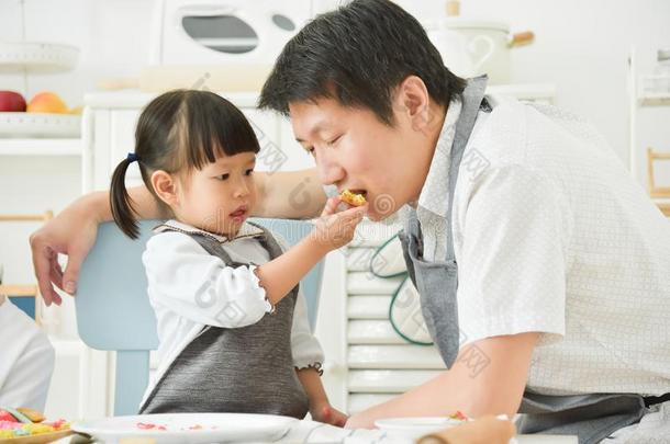 亚洲人小孩给食饼干向她fat她.