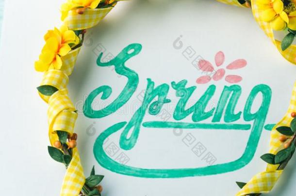 春季单词拼写在旁边手字体和花花环b和