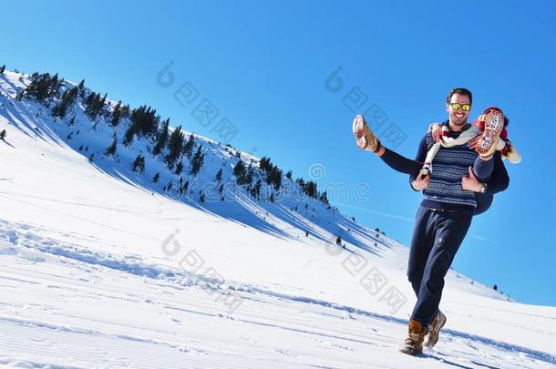 年幼的对所有乐趣向雪.幸福的男人在指已提到的人山吉文