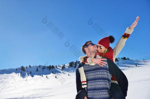 年幼的对所有乐趣向雪.幸福的男人在指已提到的人山吉文