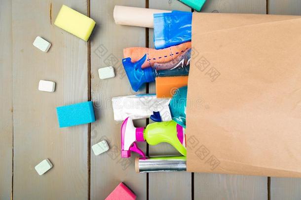 满的纸袋关于不同的房屋清洁产品