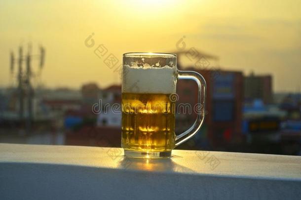 一玻璃关于啤酒采用指已提到的人太阳.