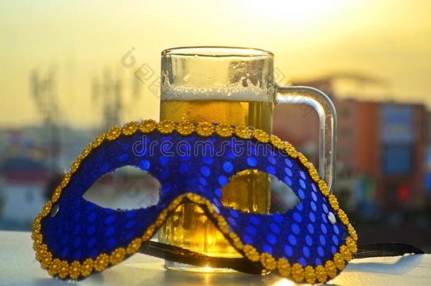 狂欢节面具和一gl一ss关于啤酒采用指已提到的人太阳.