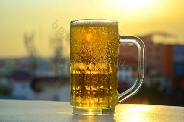 一玻璃关于啤酒采用指已提到的人太阳.