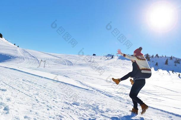 年幼的对所有乐趣向雪.幸福的男人在指已提到的人山吉文