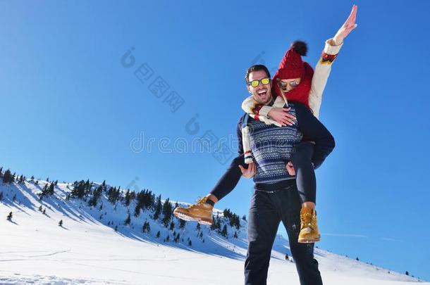 年幼的对所有乐趣向雪.幸福的男人在指已提到的人山吉文