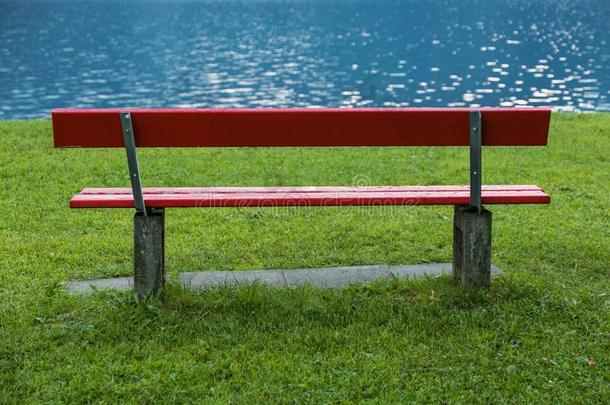 红色的长凳在湖岸