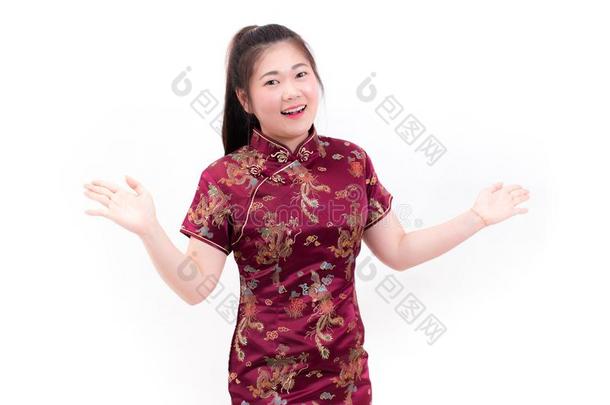年幼的亚洲人女人使人疲乏的中国人衣服<strong>传统</strong>的<strong>旗袍</strong>winter冬天