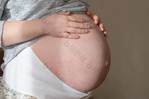 怀孕的女人采用整形手术的支持腰带,怀孕绷带,int.引人注意