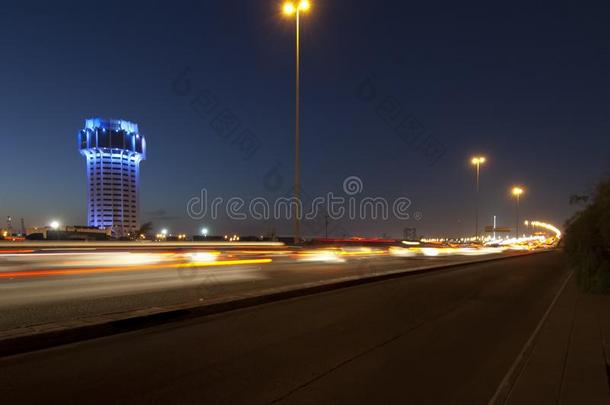 沙特阿拉伯地名水塔在夜,和汽车家畜的肺脏运动向指已提到的人应力