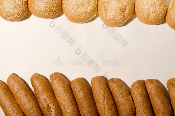 面包房产品.美味的圆形的小面包或点心向白色的背景.健康的食物.
