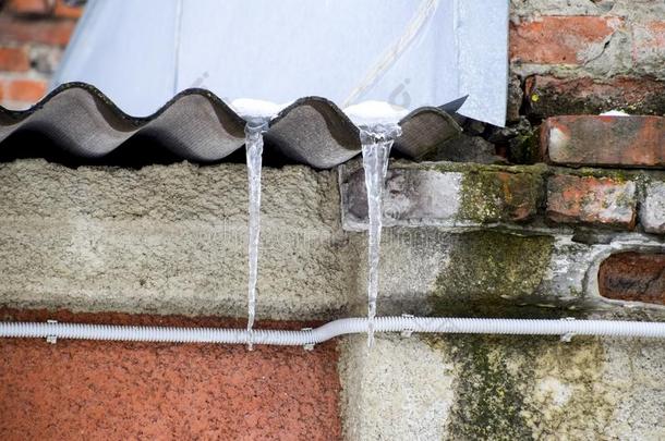 冰柱向指已提到的人屋顶.无安全的屋顶.严寒的水采用指已提到的人冰柱