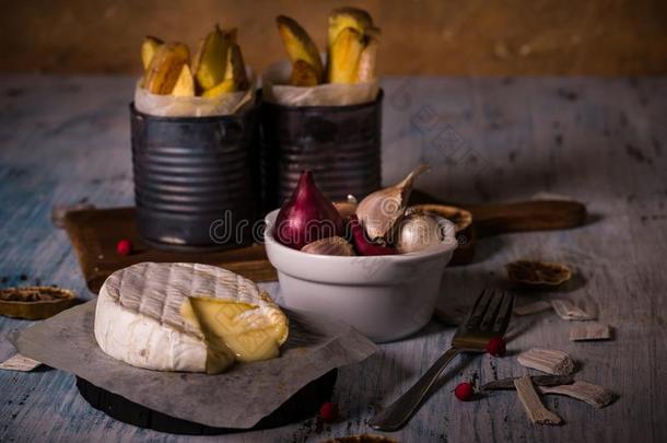 热的融化法国Camembert村所产的软质乳酪奶酪向木制的板和向i向和喝醉了的