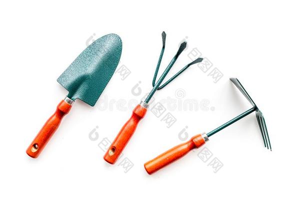 园艺工具:铁锹,餐叉,手中耕机,锄头向白色的背