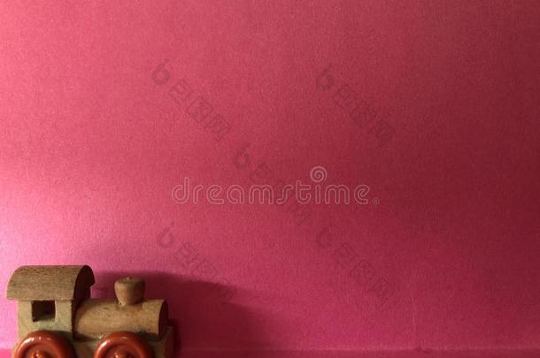 空的明信片和火车数字,笔记纸向粉红色的背景