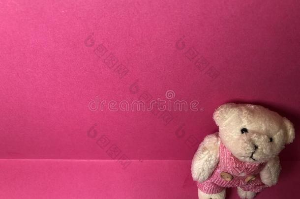 空的明信片和漂亮的妇女连衫衬裤熊数字,笔记纸向粉红色的英语字母表的第2个字母
