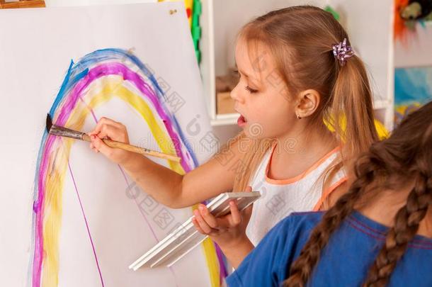 小的学<strong>生孩子</strong>们绘画采用艺术学校班.