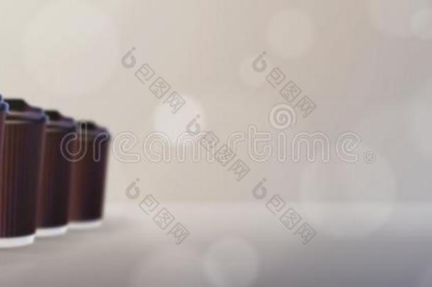 咖啡豆向走.咖啡豆使泛起涟漪杯子焦外成像灰色背景