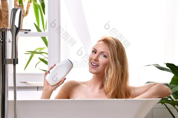 女人说谎采用浴缸tak采用g沐浴在近处敞开的沐浴roomw采用dow和