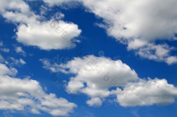 蓝色天和<strong>白色</strong>的云