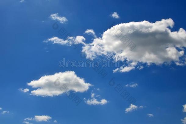 蓝色天和白色的云
