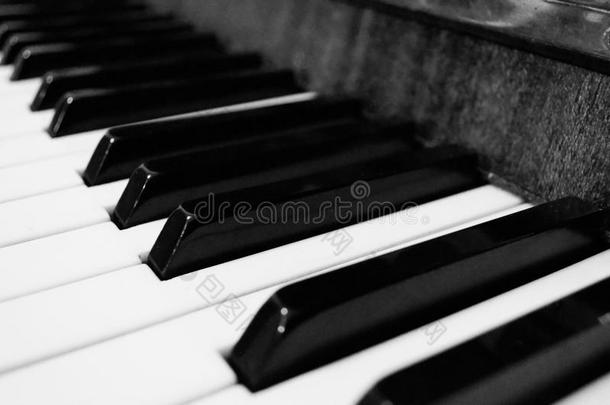 指已提到的人钢琴.黑的和白色的颜色.老的典型的钢琴键盘.=moment