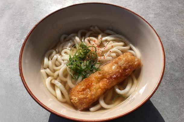 传统的日本人食物,乌冬面汤和天麸罗