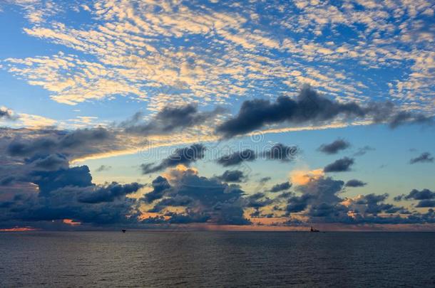 蓝色海和蓝色天和白色的云全景画蓝色海和blue蓝色