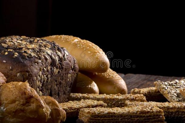 乡下的面包和小麦向一老的一tique木制的表,仍生活