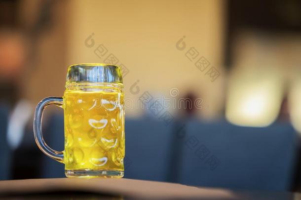 玻璃马克杯关于金色的光啤酒采用条,采用酒馆关在上面.真的sisterchromatidexchange姐妹染色单体<strong>互换</strong>